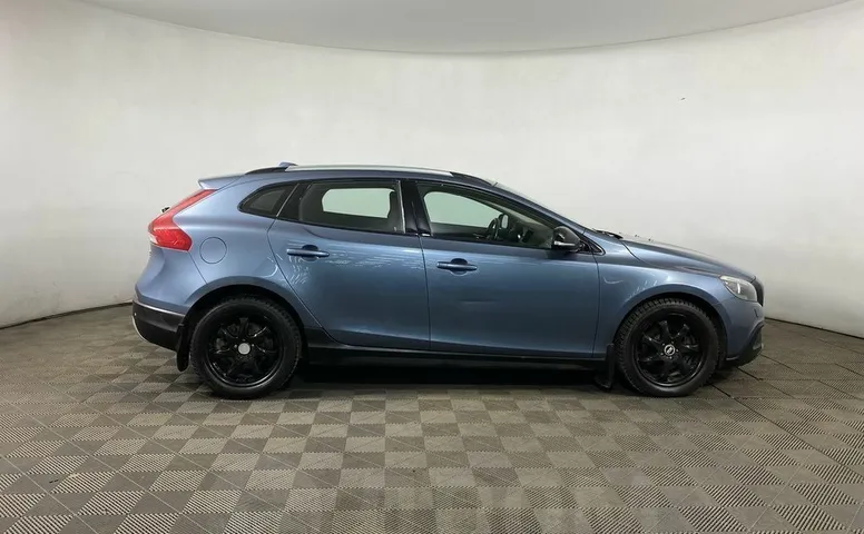 Volvo V40, 2 поколение