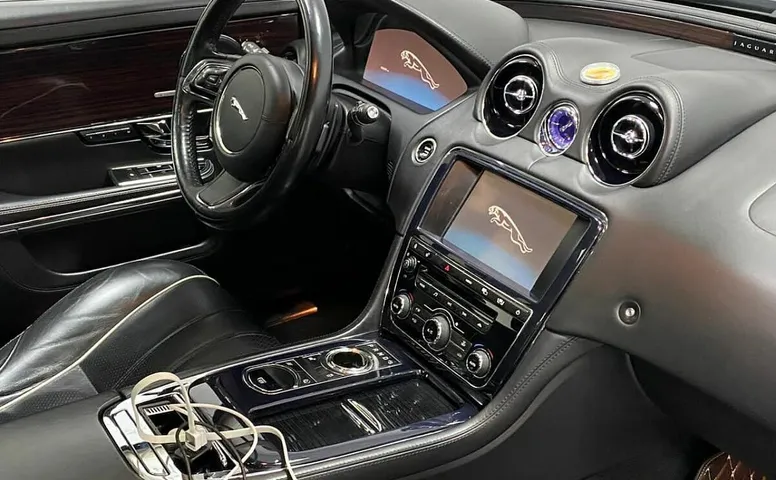Jaguar XJ