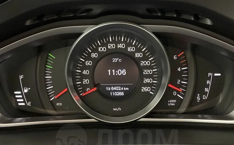 Volvo V40, 2 поколение