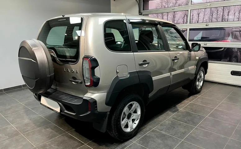 Lada Niva Travel