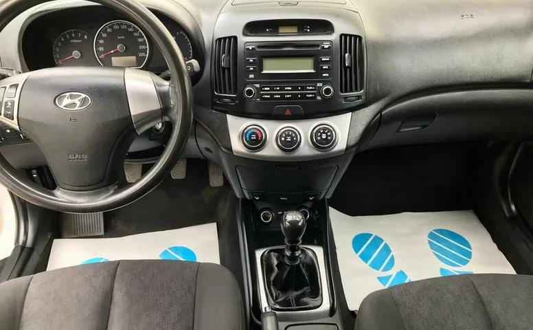 Hyundai ELANTRA 1.6 MT (122 л.с.)