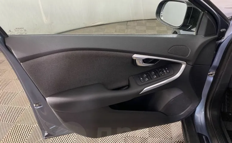 Volvo V40, 2 поколение