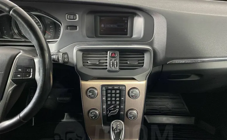 Volvo V40, 2 поколение