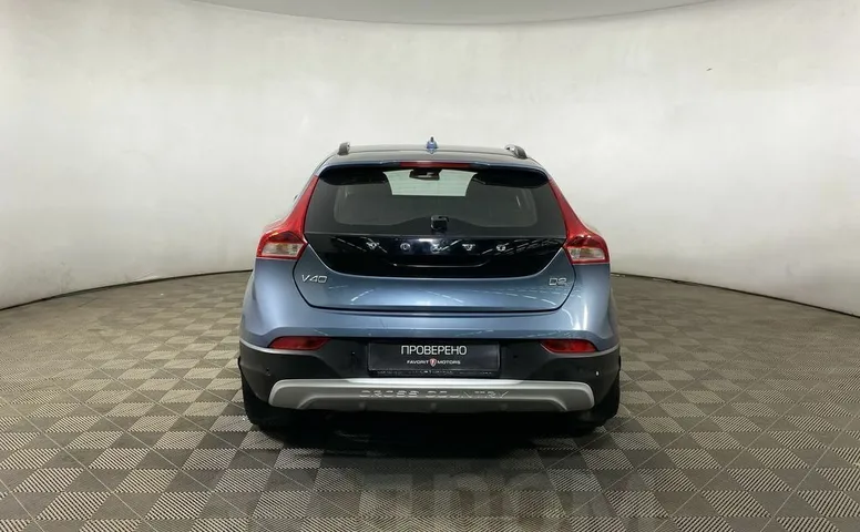 Volvo V40, 2 поколение