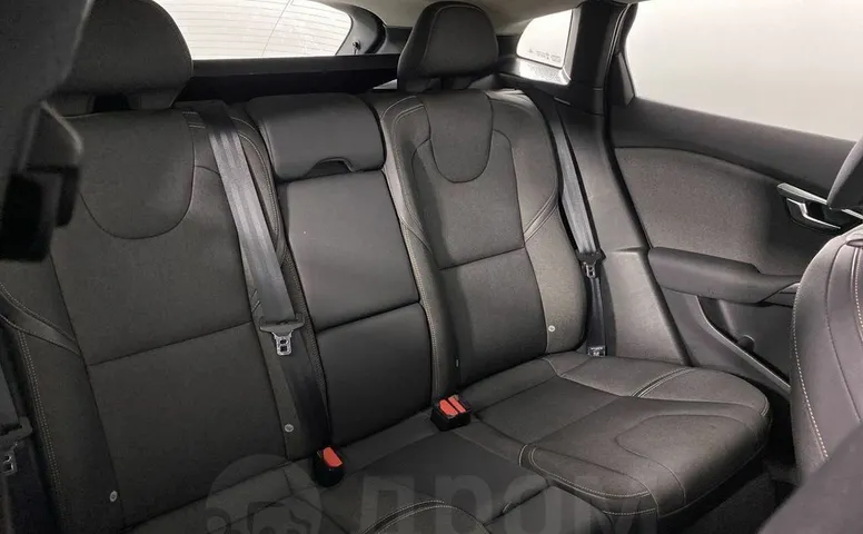 Volvo V40, 2 поколение