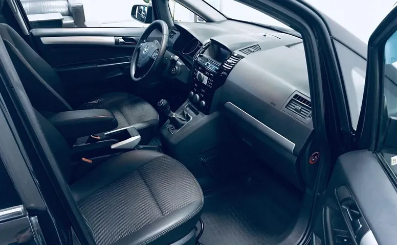 Opel Zafira В Рестайлинг