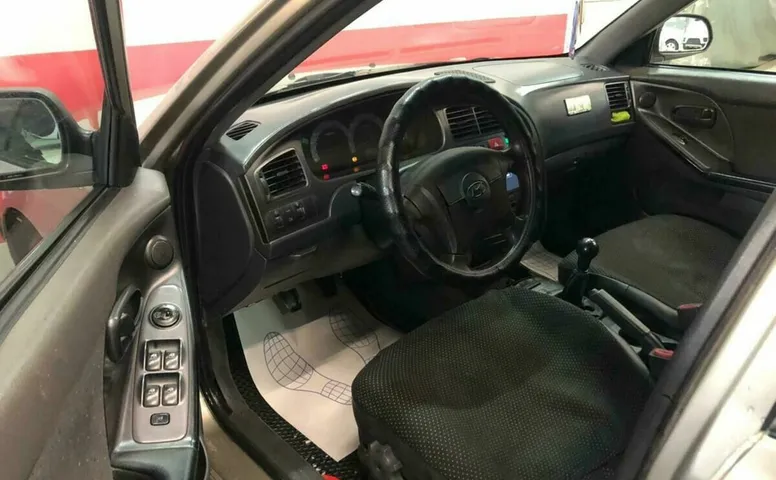 Hyundai ELANTRA 1.6 MT (107 л.с.)