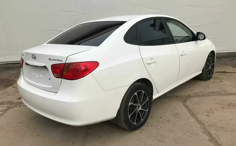 Hyundai ELANTRA 1.6 MT (122 л.с.)